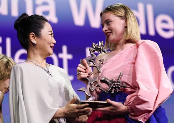 (250907) -- VENICE, Sept. 7, 2025 -- Zhao Tao (L), a member of the 82nd Venice International Film Festival jury, presents the trophy to Luna Wedler of the film Silent Friend at the awarding ceremony of the 82nd Venice International Film Festival in Venice, Italy, Sept. 6, 2025. Luna Wedler in the film Silent Friend earned the Marcello Mastroianni Award for Best Young Actress Saturday night. The 82nd edition of the Venice International Film Festival ran from Aug. 27 to Sept. 6 at the Lido island of the Italian lagoon city, with 21 films in the main competition lineup. ) ITALY-VENICE-FILM FESTIVAL-AWARDING CEREMONY LixJing 