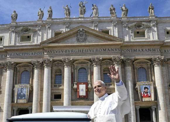 Bilder des Jahres 2025, News September 09 News Themen der Woche KW36 Pope Leo XIV Leads Canonization Of Two Young Italian Saints - Vatican Pope Leo XIV presides over the Mass and canonization of Carlo Acutis and Pier Giorgio Frassati in Saint Peter’s square, Vatican on September 7, 2025. Leo XIV canonized Carlo Acutis, 15-year-old computer whiz who died in 2006, during an open-air Mass in St. Peter’s Square before an estimated 80,000 people, many of them millennials. During the first saint-making Mass of his pontificate, Leo also canonized another popular Italian figure who died young, Pier Giorgio Frassati. Photo by (EV) Vatican media ABACAPRESS.COM Rome  Copyright: xABACAx