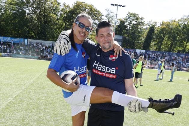 Jorge Gonzalez und Tim Maelzer beim Benefiz Fussballspiel Kicken mit Herz zugunsten der Kinder Herzstation der Universitaetsklinik Eppendorf (UKE) am 7.09.2025 in Hamburg Kicken mit Herz 2025 Benefiz Event in Hamburg
