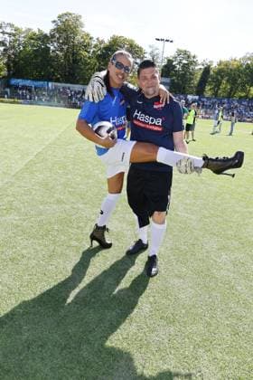 Jorge Gonzalez und Tim Maelzer beim Benefiz Fussballspiel Kicken mit Herz zugunsten der Kinder Herzstation der Universitaetsklinik Eppendorf (UKE) am 7.09.2025 in Hamburg Kicken mit Herz 2025 Benefiz Event in Hamburg