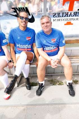 Jorge Gonzalez und Elton beim Benefiz Fussballspiel Kicken mit Herz zugunsten der Kinder Herzstation der Universitaetsklinik Eppendorf (UKE) am 7.09.2025 in Hamburg Kicken mit Herz 2025 Benefiz Event in Hamburg