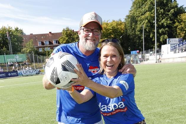 Brian Bojsen und Nova Meierhenrich beim Benefiz Fussballspiel Kicken mit Herz zugunsten der Kinder Herzstation der Universitaetsklinik Eppendorf (UKE) am 7.09.2025 in Hamburg Kicken mit Herz 2025 Benefiz Event in Hamburg