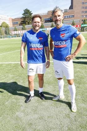 Johannes Oerding und Micky Beisenherz beim Benefiz Fussballspiel Kicken mit Herz zugunsten der Kinder Herzstation der Universitaetsklinik Eppendorf (UKE) am 7.09.2025 in Hamburg Kicken mit Herz 2025 Benefiz Event in Hamburg