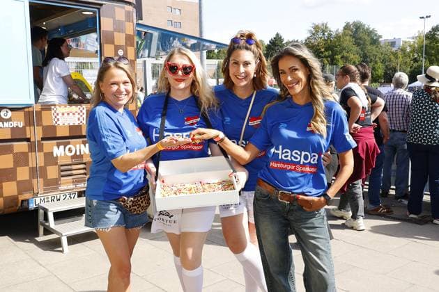 Nova Meierhenrich, Sandra Quadflieg, Madita von Huelsen und Yasmina Filali beim Benefiz Fussballspiel Kicken mit Herz zugunsten der Kinder Herzstation der Universitaetsklinik Eppendorf (UKE) am 7.09.2025 in Hamburg Kicken mit Herz 2025 Benefiz Event in Hamburg