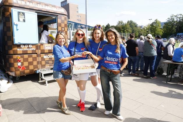 Nova Meierhenrich, Sandra Quadflieg, Madita von Huelsen und Yasmina Filali beim Benefiz Fussballspiel Kicken mit Herz zugunsten der Kinder Herzstation der Universitaetsklinik Eppendorf (UKE) am 7.09.2025 in Hamburg Kicken mit Herz 2025 Benefiz Event in Hamburg
