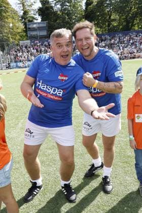 Elton und Johannes Oerding beim Benefiz Fussballspiel Kicken mit Herz zugunsten der Kinder Herzstation der Universitaetsklinik Eppendorf (UKE) am 7.09.2025 in Hamburg Kicken mit Herz 2025 Benefiz Event in Hamburg