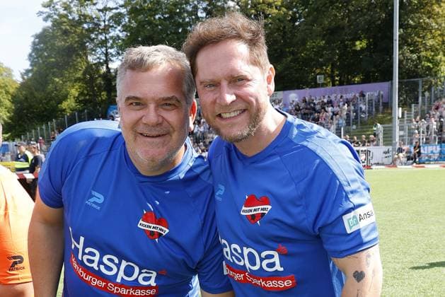 Elton und Johannes Oerding beim Benefiz Fussballspiel Kicken mit Herz zugunsten der Kinder Herzstation der Universitaetsklinik Eppendorf (UKE) am 7.09.2025 in Hamburg Kicken mit Herz 2025 Benefiz Event in Hamburg