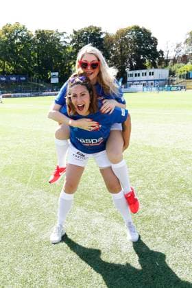 Sandra Quadflieg und Madita von Huelsen beim Benefiz Fussballspiel Kicken mit Herz zugunsten der Kinder Herzstation der Universitaetsklinik Eppendorf (UKE) am 7.09.2025 in Hamburg Kicken mit Herz 2025 Benefiz Event in Hamburg