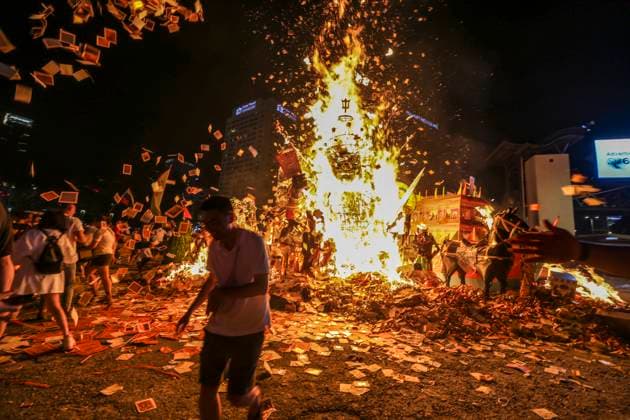 Bilder des Jahres 2025, News September 09 News Themen der Woche KW36 Hungry Ghost Festival Celebrations In Malaysia Malaysian Chinese people throw paper offerings during the Chinese Hungry Ghost Festival in Kuala Lumpur, Malaysia, on September 7, 2025. According to Taoist and Buddhist beliefs, the seventh month of the Chinese Lunar calendar, known as the Hungry Ghost Festival, is when the Gates of Hell open to let out spirits who wander the land of the living looking for food. Kuala Lumpur Malaysia  Copyright: xHarixAnggarax originalFilename: muslimin-notitle250907_npVnt.jpg