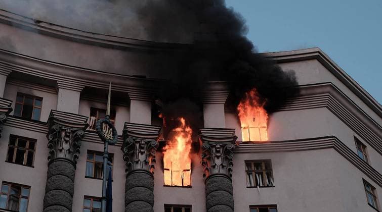 Bilder des Jahres 2025, News September 09 News Themen der Woche KW36 A fire broke out at the Ukrainian government building in Kyiv following an overnight attack, amid the ongoing Russian invasion of Ukraine, on Sunday on September 7, 2025. Russia launched its largest-ever aerial barrage against Ukraine in the early hours of September 7, setting the seat of the Ukrainian government in Kyiv ablaze.  KYV2025090702 UkrainianxStatexEmergencyxServic