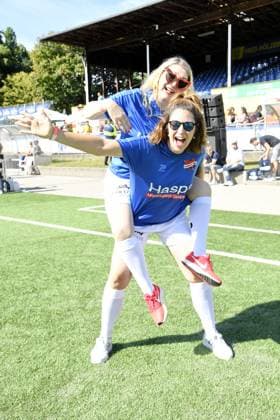 Sandra Quadflieg und Madita van Hülsen beim Kicken mit Herz im STADION HOHELUFT in Hamburg am 07.09.2025