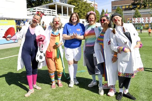 Katharina Fegebank mit dem Uniklinikum Hamburg Team beim Kicken mit Herz im STADION HOHELUFT in Hamburg am 07.09.2025