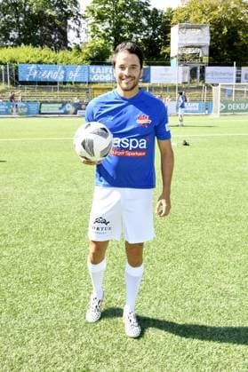 Kostja Ullmann beim Kicken mit Herz im STADION HOHELUFT in Hamburg am 07.09.2025