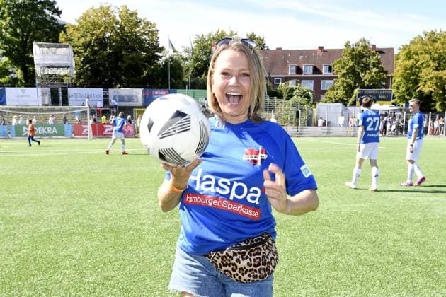 Nova Meierhenrich beim Kicken mit Herz im STADION HOHELUFT in Hamburg am 07.09.2025