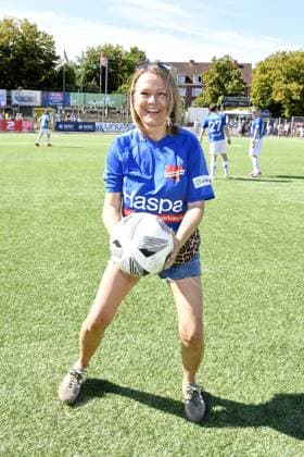 Nova Meierhenrich beim Kicken mit Herz im STADION HOHELUFT in Hamburg am 07.09.2025