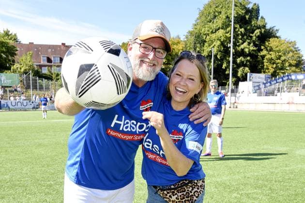 Nova Meierhenrich mit Partner Brian Bojsen beim Kicken mit Herz im STADION HOHELUFT in Hamburg am 07.09.2025