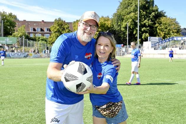 Nova Meierhenrich mit Partner Brian Bojsen beim Kicken mit Herz im STADION HOHELUFT in Hamburg am 07.09.2025