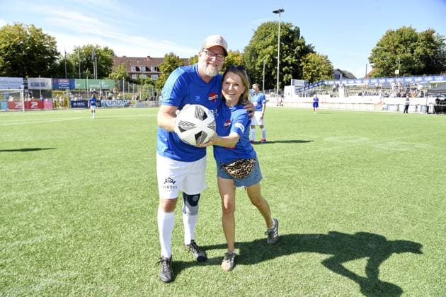 Nova Meierhenrich mit Partner Brian Bojsen beim Kicken mit Herz im STADION HOHELUFT in Hamburg am 07.09.2025