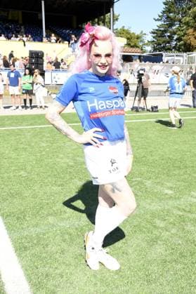 Belle la Donna beim Kicken mit Herz im STADION HOHELUFT in Hamburg am 07.09.2025