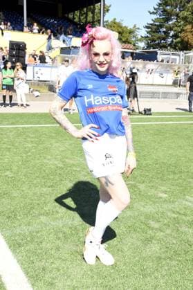 Belle la Donna beim Kicken mit Herz im STADION HOHELUFT in Hamburg am 07.09.2025