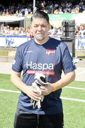 Tim Mälzer beim Kicken mit Herz im STADION HOHELUFT in Hamburg am 07.09.2025