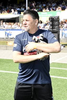 Tim Mälzer beim Kicken mit Herz im STADION HOHELUFT in Hamburg am 07.09.2025