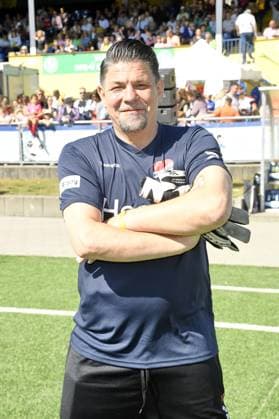 Tim Mälzer beim Kicken mit Herz im STADION HOHELUFT in Hamburg am 07.09.2025