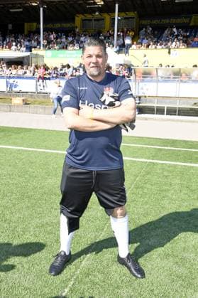 Tim Mälzer beim Kicken mit Herz im STADION HOHELUFT in Hamburg am 07.09.2025