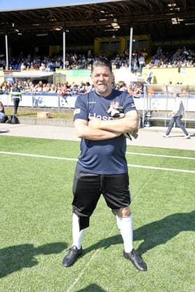 Tim Mälzer beim Kicken mit Herz im STADION HOHELUFT in Hamburg am 07.09.2025