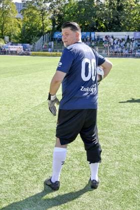 Tim Mälzer beim Kicken mit Herz im STADION HOHELUFT in Hamburg am 07.09.2025