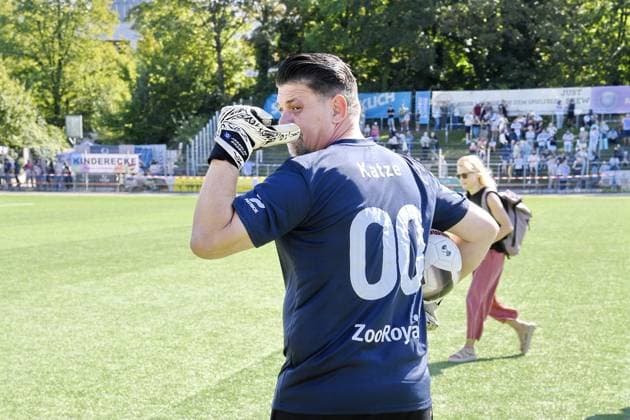 Tim Mälzer beim Kicken mit Herz im STADION HOHELUFT in Hamburg am 07.09.2025