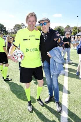 Lou Richter und Eddy Kante beim Kicken mit Herz im STADION HOHELUFT in Hamburg am 07.09.2025