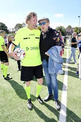 Lou Richter und Eddy Kante beim Kicken mit Herz im STADION HOHELUFT in Hamburg am 07.09.2025
