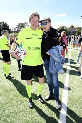 Lou Richter und Eddy Kante beim Kicken mit Herz im STADION HOHELUFT in Hamburg am 07.09.2025