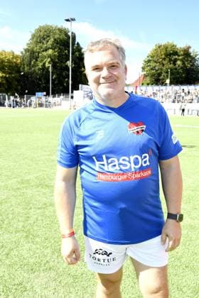 Elton beim Kicken mit Herz im STADION HOHELUFT in Hamburg am 07.09.2025