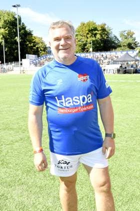 Elton beim Kicken mit Herz im STADION HOHELUFT in Hamburg am 07.09.2025
