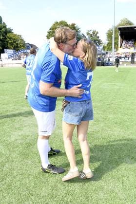 Nova Meierhenrich mit Partner Brian Bojsen beim Kicken mit Herz im STADION HOHELUFT in Hamburg am 07.09.2025