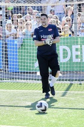 Tim Mälzer beim Kicken mit Herz im STADION HOHELUFT in Hamburg am 07.09.2025