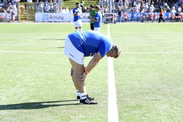 Elton beim Kicken mit Herz im STADION HOHELUFT in Hamburg am 07.09.2025