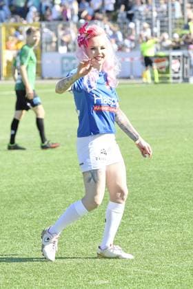 Belle la Donna beim Kicken mit Herz im STADION HOHELUFT in Hamburg am 07.09.2025