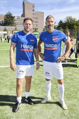 Johannes Oerding und Micky Beisenherz beim Kicken mit Herz im STADION HOHELUFT in Hamburg am 07.09.2025