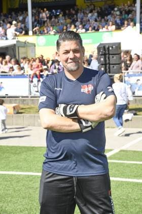 Tim Mälzer beim Kicken mit Herz im STADION HOHELUFT in Hamburg am 07.09.2025