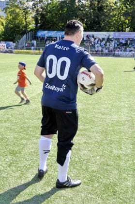 Tim Mälzer beim Kicken mit Herz im STADION HOHELUFT in Hamburg am 07.09.2025