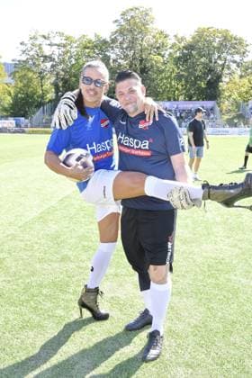 Jorge Gonzalez und Tim Mälzer beim Kicken mit Herz im STADION HOHELUFT in Hamburg am 07.09.2025