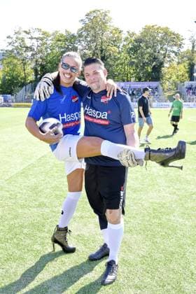 Jorge Gonzalez und Tim Mälzer beim Kicken mit Herz im STADION HOHELUFT in Hamburg am 07.09.2025