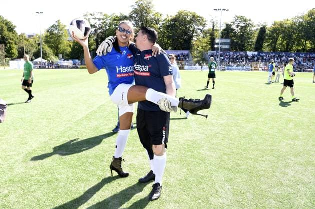 Jorge Gonzalez und Tim Mälzer beim Kicken mit Herz im STADION HOHELUFT in Hamburg am 07.09.2025
