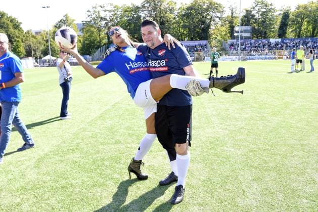 Jorge Gonzalez und Tim Mälzer beim Kicken mit Herz im STADION HOHELUFT in Hamburg am 07.09.2025