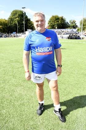 Elton beim Kicken mit Herz im STADION HOHELUFT in Hamburg am 07.09.2025