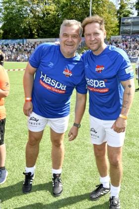 Elton und Johannes Oerding beim Kicken mit Herz im STADION HOHELUFT in Hamburg am 07.09.2025