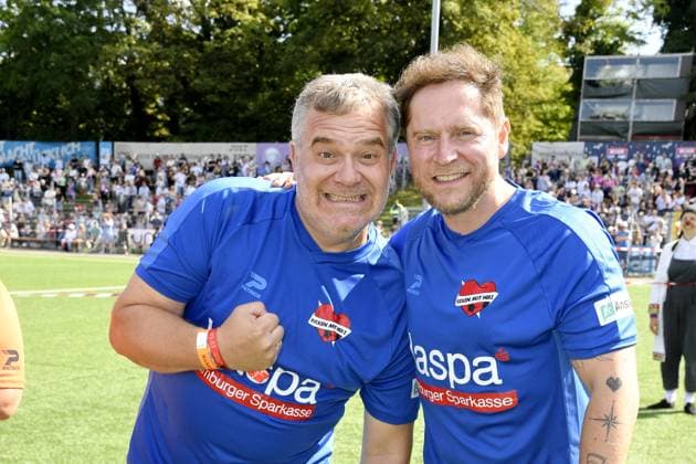 Elton und Johannes Oerding beim Kicken mit Herz im STADION HOHELUFT in Hamburg am 07.09.2025